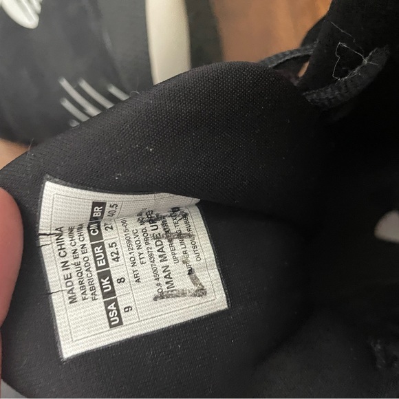 Basketball shoes - Picture 2 of 2